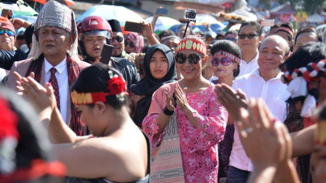Menteri Kelautan dan Perikanan, Susi Pudjiastuti di Danau Toba, Sumatera Utara.