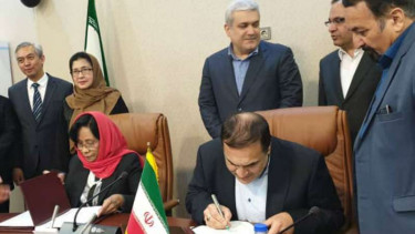 Pertemuan Wakil Presiden Iran bidang Ilmu Pengetahuan dan Teknologi, Sorena Sattari, dengan Menteri Kesehatan Indonesia, Nila F Moeloek, di Teheran pada Minggu waktu setempat, 15 September 2019. 