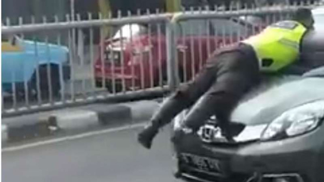 Polisi menghentikan kendaraan Honda Mobilio di kawasan Pasar Minggu, Jaksel.