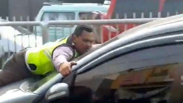 Polisi mencegah pengemudi mobil melarikan diri.