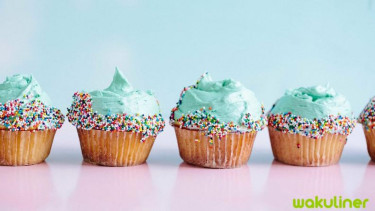 Ikuti cara memakan cupcake yang benar!