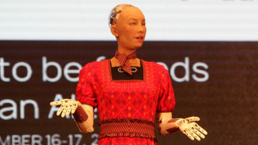 Robot Sophia pakai kebaya ketika berkunjung ke Indonesia.