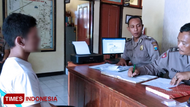 Korban dugaan penganiayaan sedang menjalani pemeriksaan di Mapolsek Banyuwangi Kota. (Foto: Agung Sedana/ TIMES Indonesia)