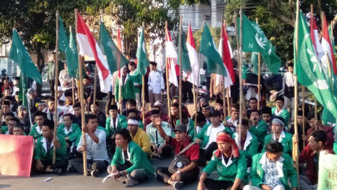 Ribuan kader Nahdlatul Wathan (NW) Anjani tolak NW pimpinan TGB.