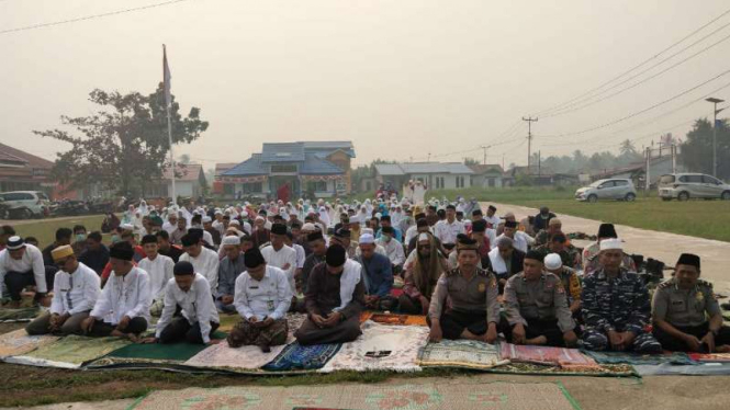 Pemerintah dan masyarakat Kecamatan Sungai Kakap menggelar salat Istisqa.