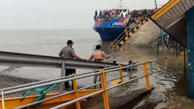 Jembatan roro di Siak runtuh makan korban
