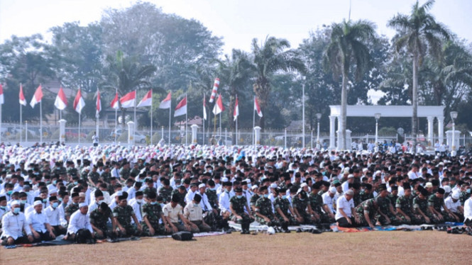 Sholat Istisqa di Halaman Griya Agung Palembang (FOTO: Istimewa)