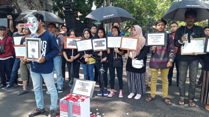 Massa aksi dari Aliansi Masyarakat Anti Korupsi (AMAK) di depan Kantor DRPD Kota Malang. (Foto: Istimewa)