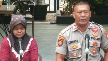 Dian Islamiati, seorang wanita yang viral karena menggendong jasad bayi.