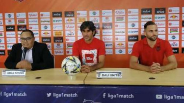 Pelatih Bali United, Stefano Cugurra Teco (tengah)