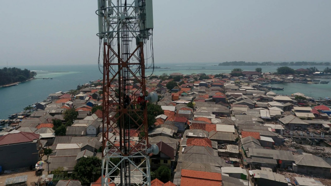Petugas Melakukan Perawatan Tower Telekomunikasi Milik Tower Bersama di Kepulauan Seribu