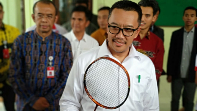 Imam Nahrawi usai salat zuhur di Kemenpora