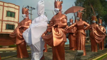Kabut asap, patung selamat datang di Jambi dikafani