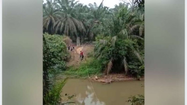 Aksi dua perempuan dengan sepeda motor matik terbang melintasi sungai di Rokan Hulu, Riau