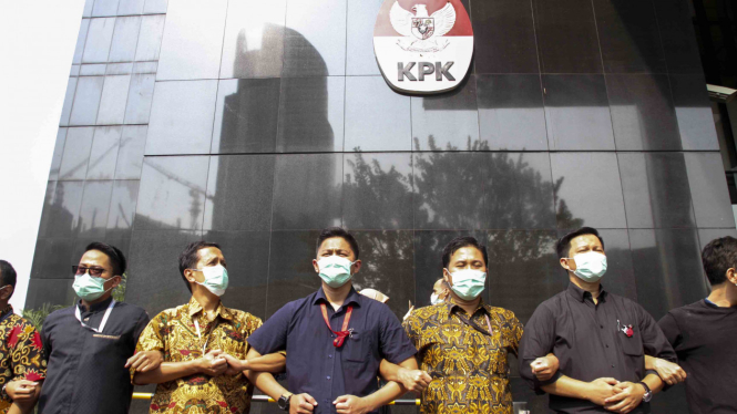 Pegawai KPK dalam melakukan aksi