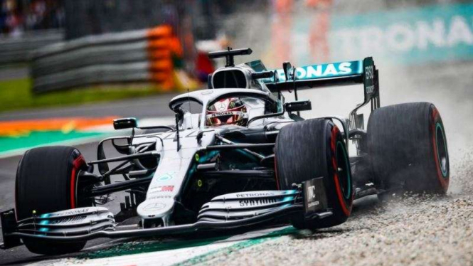 Pembalap Tim Mercedes AMG Petronas, Lewis Hamilton