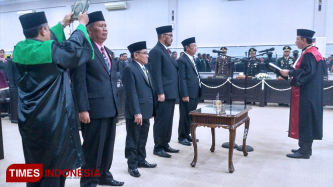 Pengambilan Sumpah Ketua DPRD Bondowoso beserta wakilnya di Gedung DPRD setempat. (FOTO: Moh Bahri/TIMES Indonesia).