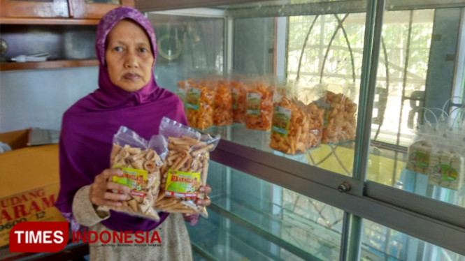 Siti Masitoh saat menunjukkan Opak Gambir di tempat usahanya, Jumat (20/9/2019). (Foto: Sholeh/TIMES Indonesia)