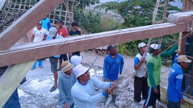 Warga gotong royong membongkar rumahnya yang terdampak sliding di bibir Sungai Bengawan Solo. (Foto warga Dusun Gendong, Desa Laren for TIMES Indonesia)