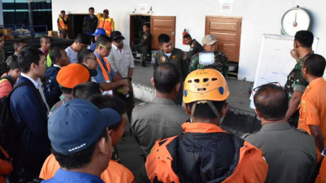 Tim SAR hendak menuju lokasi yang diduga titik jatuhnya pesawat Rimbun Air.