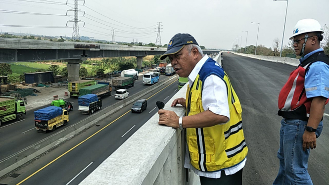 Menteri PUPR Basuki Hadimuljono di tol layang Jakarta-Cikampek.