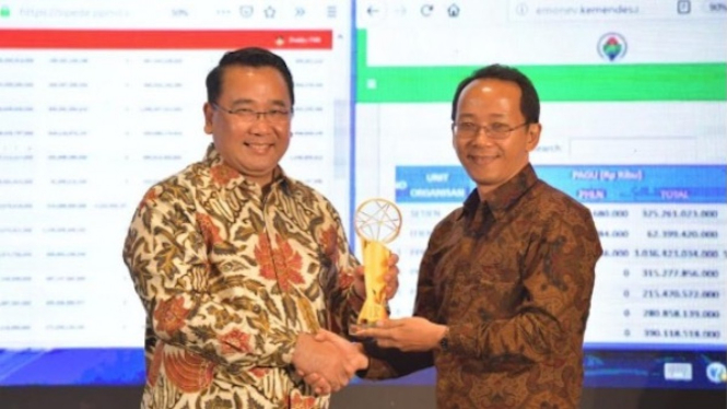 Mendes PDTT Eko Putro Sandjojo terima Anugerah Indonesia Digital Initiative Awards 2019 di Jakarta, Jumat, (20/9/2019). Kementerian Desa, Daerah Tertinggal, dan Transmigrasi meraih kategori website kementerian//lembaga terbaik dan inovatif.
