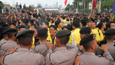 Aksi Mahasiswa Tolak RKUHP di Depan DPR MPR