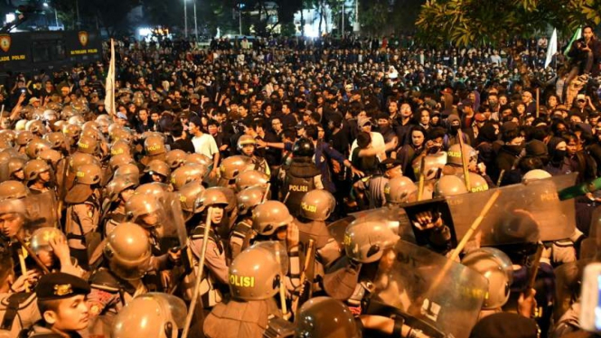 Aksi mahasiswa tolak UU KPK dan RUU KUHP di depan Gedung DPR RI