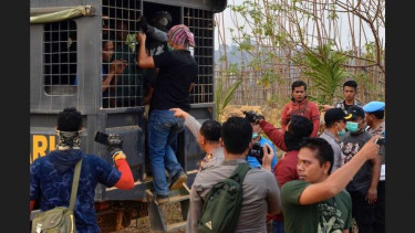 Suasana saat personel gabungan TNI/Polri menangkap para terduga perambah dan pembakar hutan dan lahan di kawasan konsesi Hutan Harapan PT Restorasi Ekosistem Indonesia (REKI), Desa Bungku, Bajubang, Batanghari, Jambi, Sabtu (21/9/2019). 