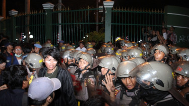 Aksi Mahasiswa Tolak RKUHP dan UU KPK di Depan DPR MPR