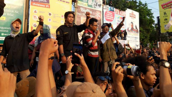 Mahasiswa dari berbagai perguruan tinggi di Yogyakarta memadati Simpang Tiga Gejayan, Sleman, Senin, 23 September 2019.