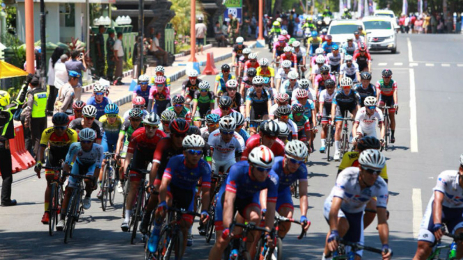 Para pembalap peserta Tour de Banyuwangi Ijen 2019