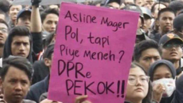Mahasiswa bawa poster lucu saat aksi