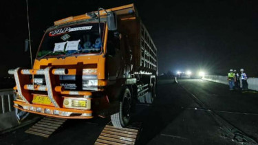 Uji beban di Jalan Tol Layang Jakarta Cikampek.