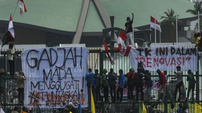 Sejumlah mahasiswa dari berbagai perguruan tinggi berunjuk rasa di gedung DPR RI
