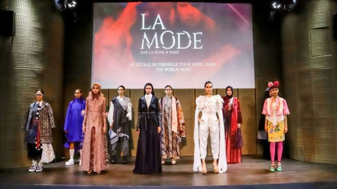 LA MODE Sur La Seine a Paris