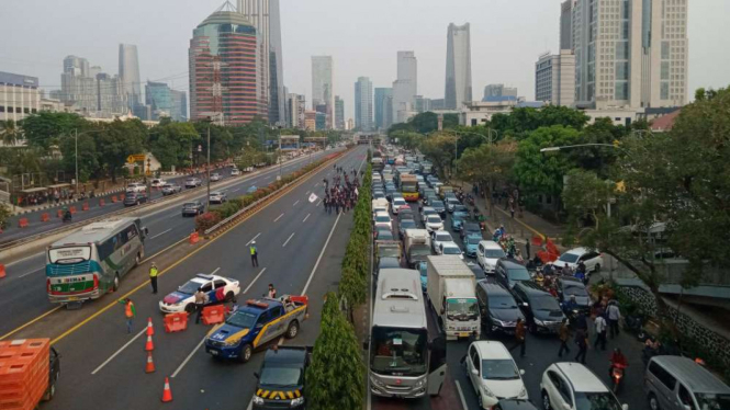 Jalan tol dalam kota Cawang-Tomang ditutup imbas demo mahasiswa di DPR.