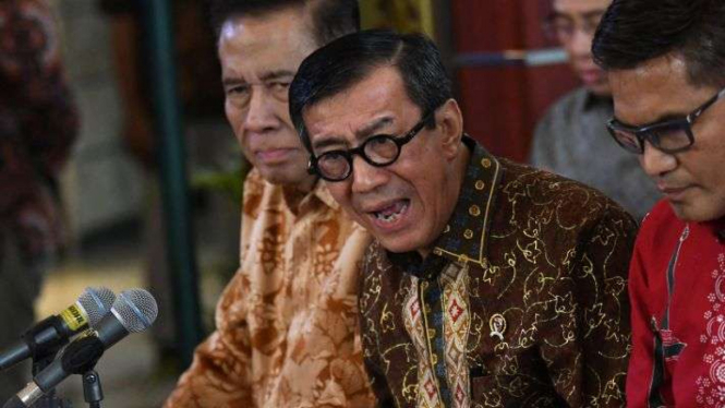 Menkumham Yasonna Laoly (tengah)