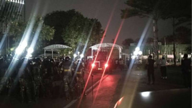 Massa mahasiswa menggoyang pagar belakang gedung DPR