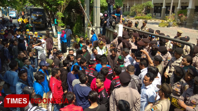 Ratusan mahasiswa menggelar aksi demonstrasi di depan Gedung DPRD Lamongan, Selasa (24/9/2019). (FOTO: MFA Rohmatillah/TIMES Indonesia)
