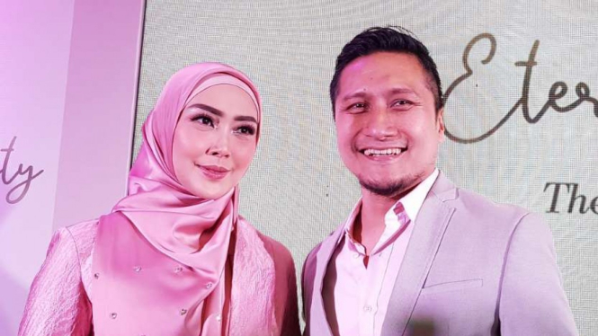 Pasangan Fenita Arie dan Arie Untung