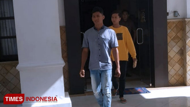 Tiga oknum guru saat keluar dari Kejaksaan Negeri Banyuwangi. (FOTO: Erwin Wahyudi/TIMES Indonesia)