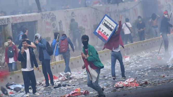 Massa mahasiswa terlibat kericuhan saat berunjuk rasa di depan Gedung DPR RI 24 September 2019.