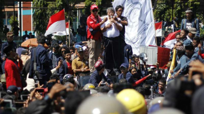 Ketua sementara DPRD Jawa Timur, Kusnadi, berorasi di hadapan ribuan mahasiswa yang berunjuk rasa menolak revisi Undang-Undang KPK di Surabaya pada Rabu, 25 September 2019.