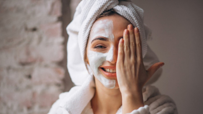Ilustrasi wanita/masker/skincare.