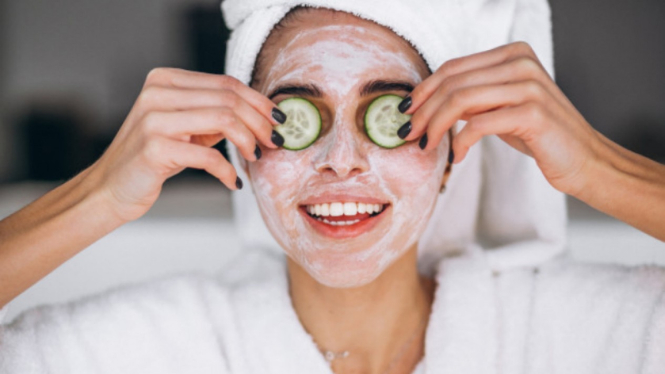 Ilustrasi wanita/masker/skincare.