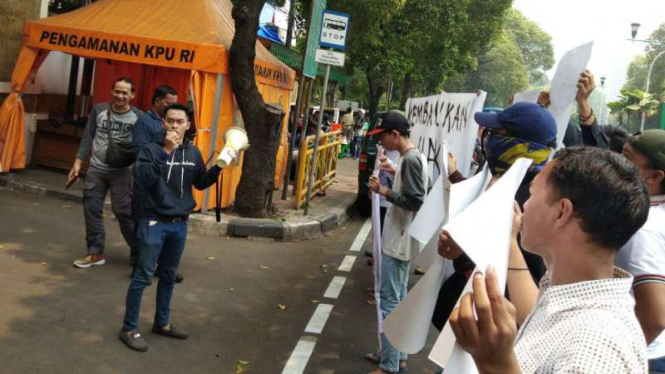 Pendukung dan tim pemenangan Yusid Toyib menggelar unjuk rasa.