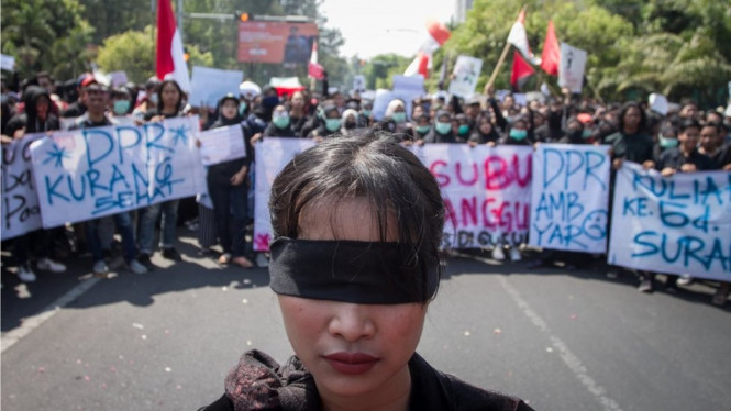 Mahasiswa menolak revisi UU KPK dan rancangan KUHP yang dinilai bertentangan dengan demokrasi dan HAM. Namun, beberapa RUU terkait sumber daya - Antara