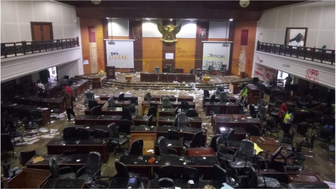 Kantor DPRD Sumatera Barat mengalami kerusakan setelah sejumlah mahasiswa menerobos masuk dalam aksi demonstrasi di Padang, pada Rabu (25/09). - Agus