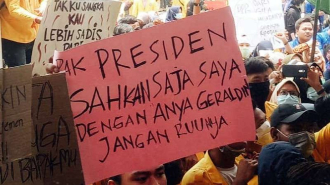 Poster unik demo mahasiswa